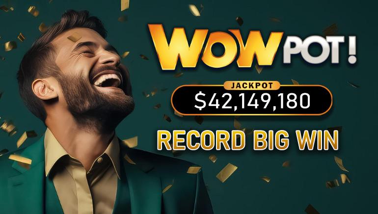 आदमी $42 मिलियन की WowPot Progressive Jackpot स्लॉट जीत का जश्न मना रहा है।